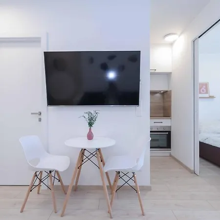 Апартаменти Nesto- Brand New With Free Parking! *