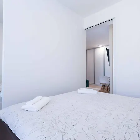 アパート Nesto- Brand New With Free Parking! ブラチスラヴァ