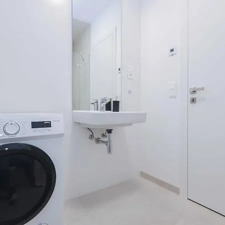 Nesto- Brand New With Free Parking! Apartament
