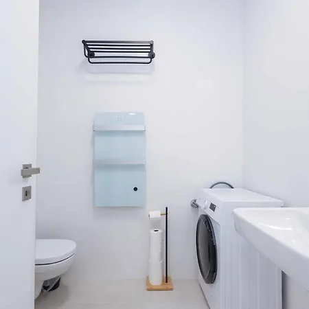 Apartament Nesto- Brand New With Free Parking! *